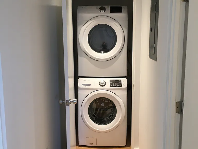 2054 Blake Ave #1/2 — Photo 8