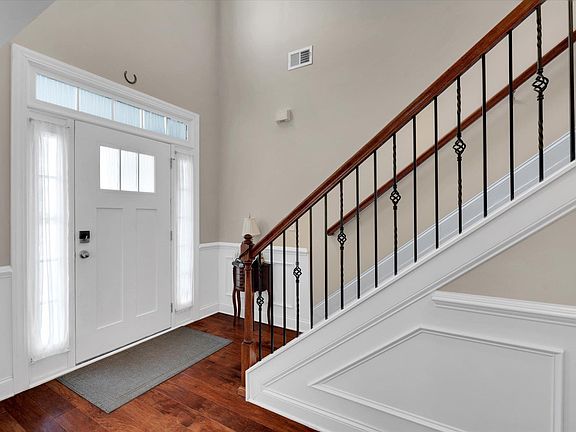 3rd image of 300 Castlemaine Dr