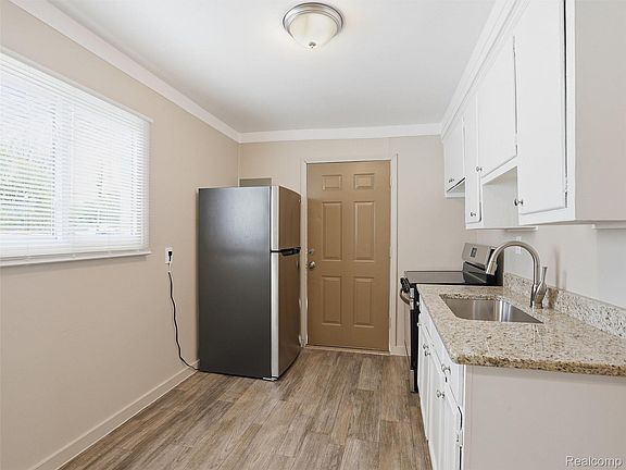 4th image of 764 E Tennyson Ave