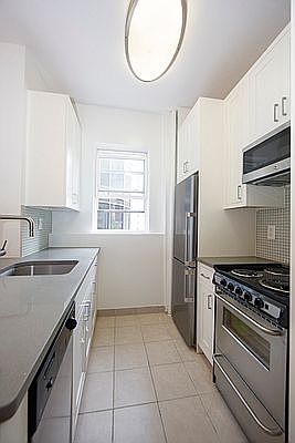 4th image of 205 E 66th St #404