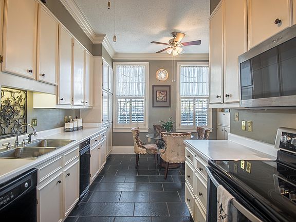 4th image of 135 Reynoir St #2