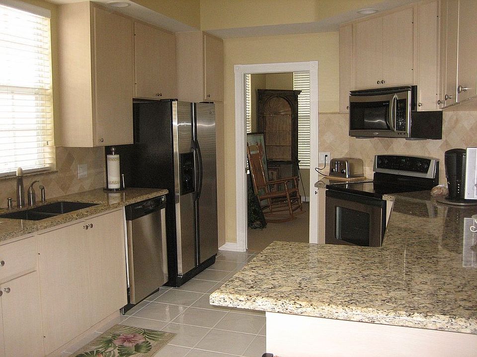 Granite and Stainless Kitchen!