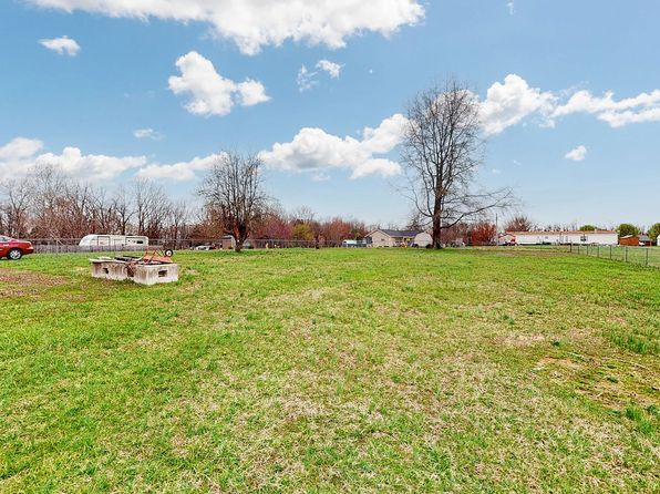 148 W Roberts Rd, Portland, TN 37148
