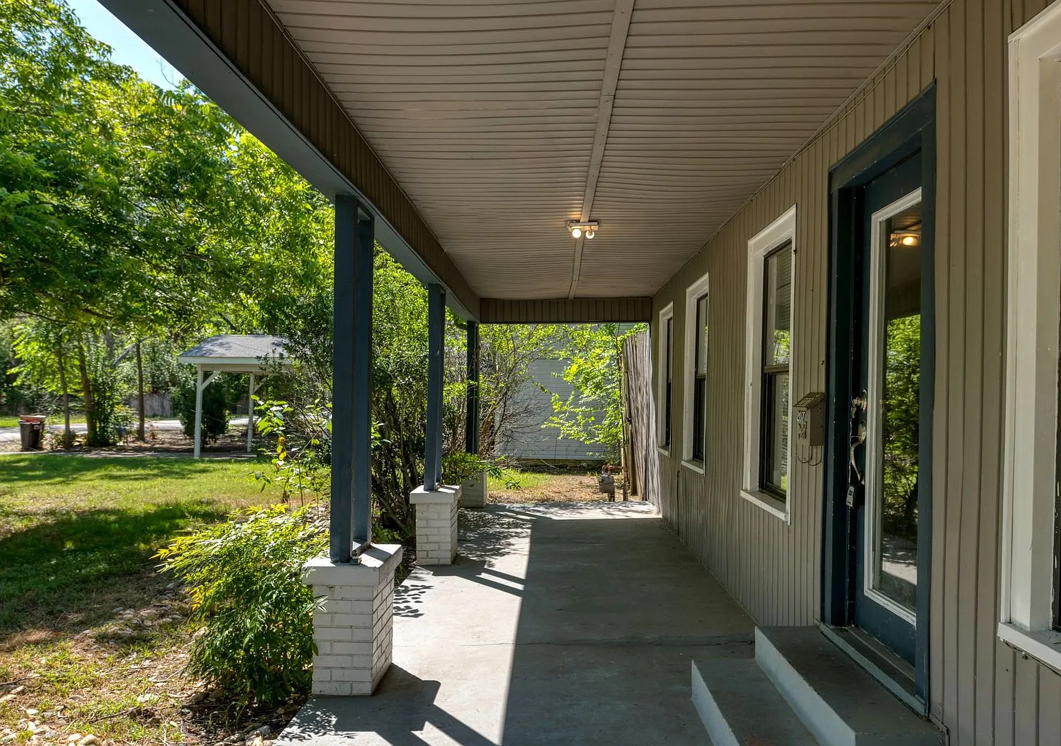 Beautiful 3 Bedroom, 1 Bathroom Gem In Terrell Available Now! — Photo 3