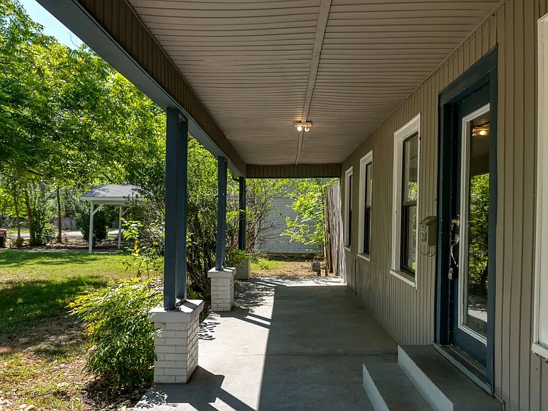 207 Hackberry St — Photo 3