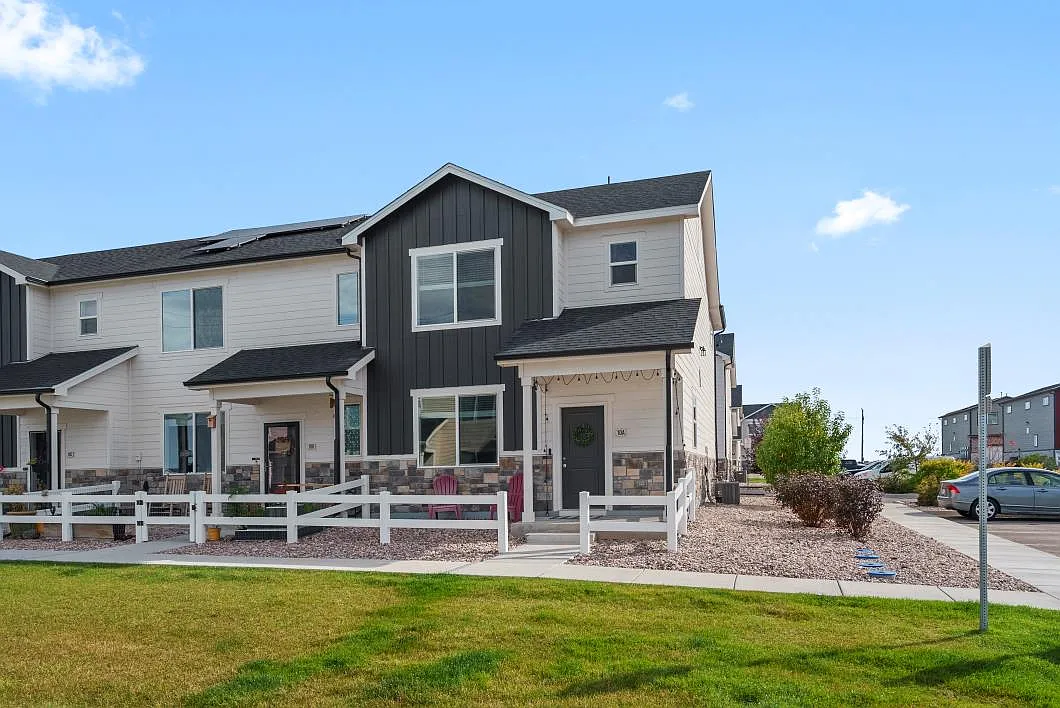 3 bed, 2.5 bath, 1440 sqft, $2,400 — Photo 1