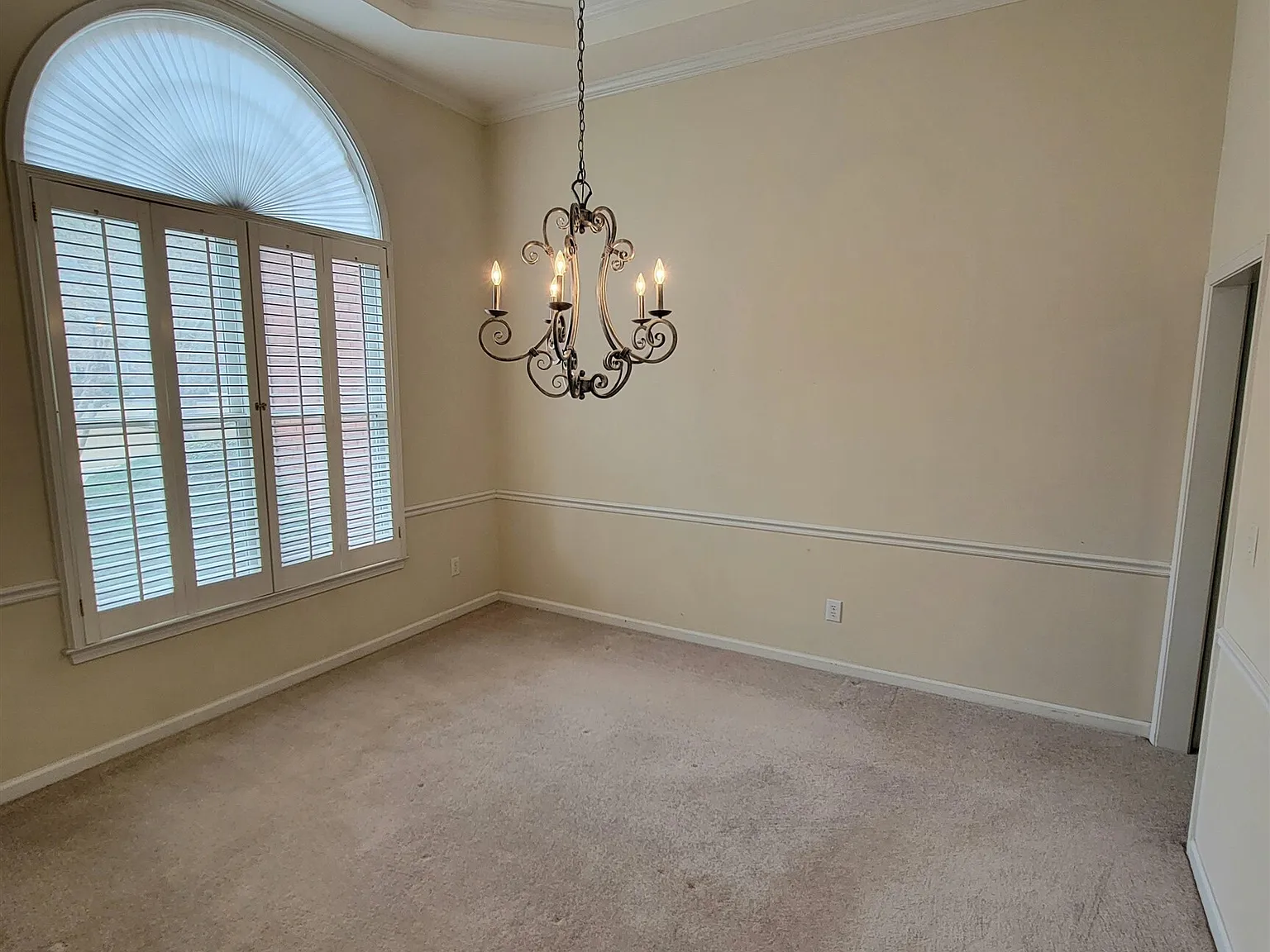 5 bed, 2.5 bath, 3117 sqft, $2,995 — Photo 4