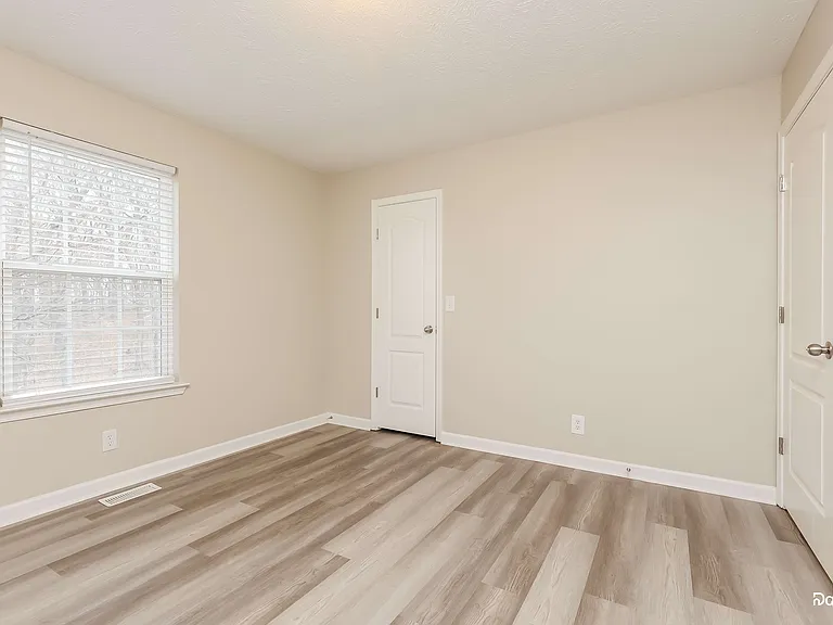 983 Hunters Ln — Photo 11