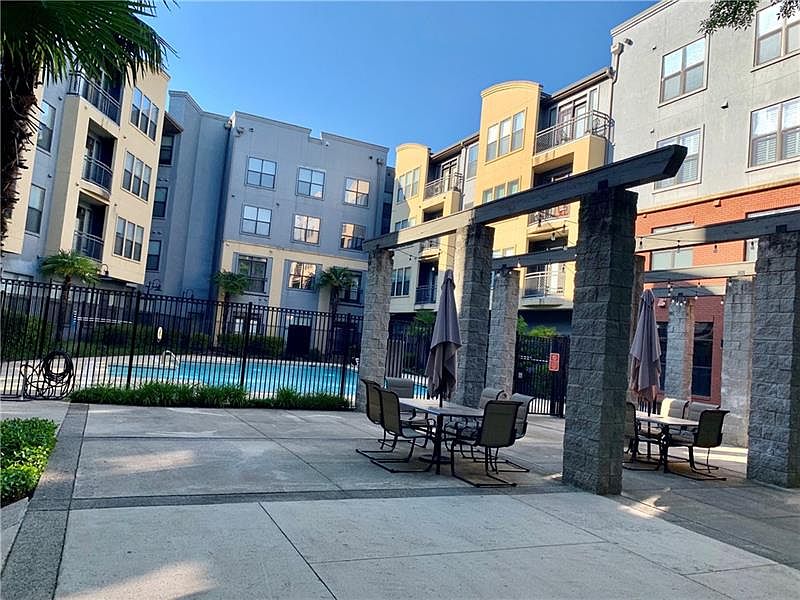 2nd image of 400 17th St NW
