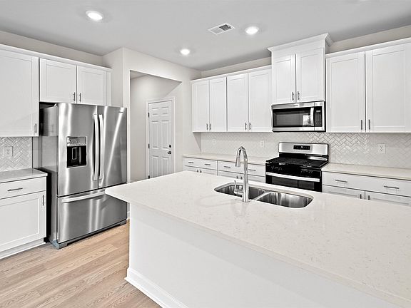 5th image of 1592 Erindale Dr