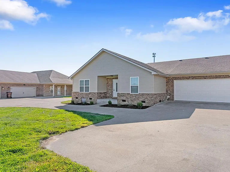 579 Regency Cir — Photo 2