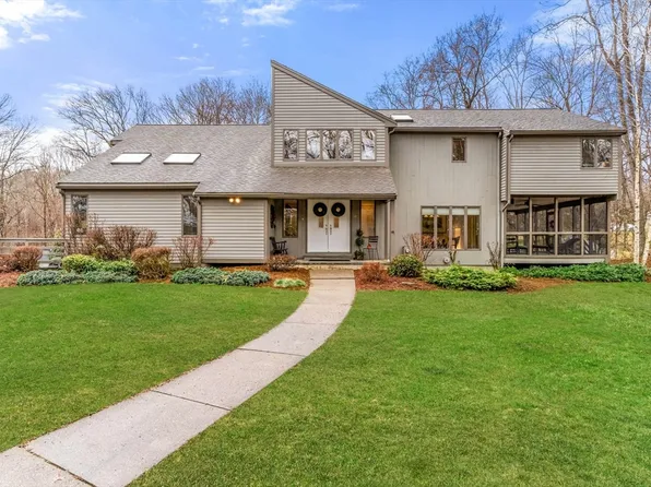 48 Ash St, Hopkinton, MA 01748