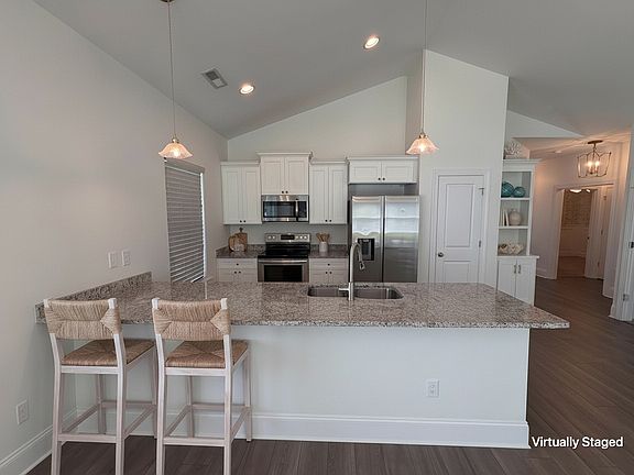 5th image of 215 Coachman Dr
