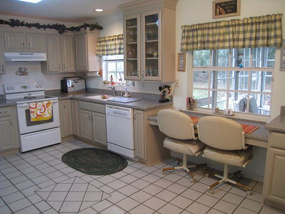 4th image of 20 Bristol Dr