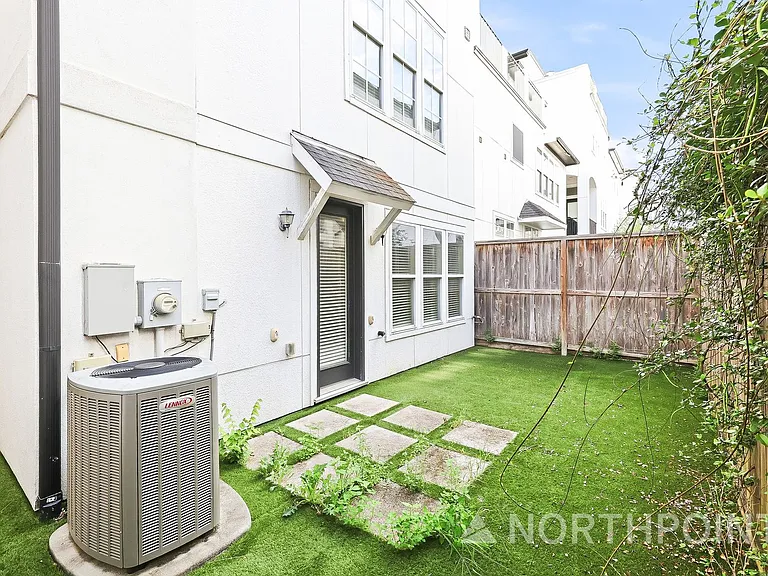 2710 Cohn Gdn — Photo 14