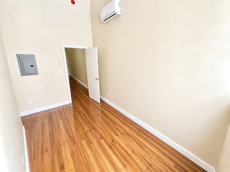 105 Bank St — Photo 81