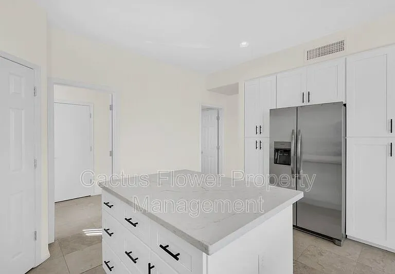 846 W Carob Dr — Photo 7