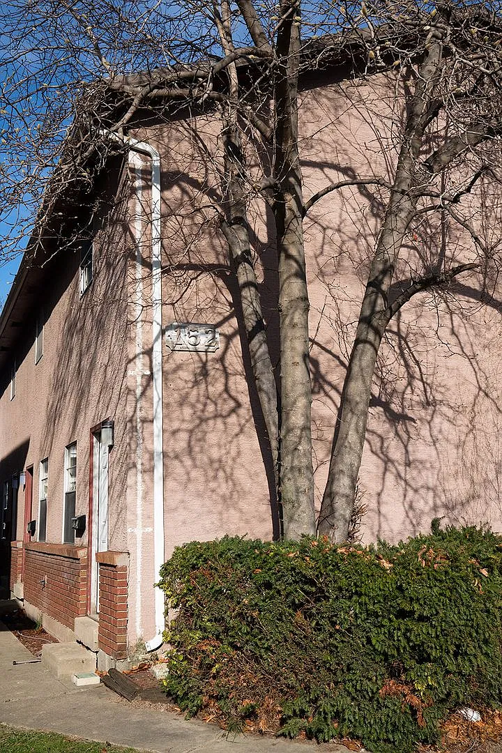 152 Chittenden 2 bedroom 1 1/2 bath townhouses — Photo 1