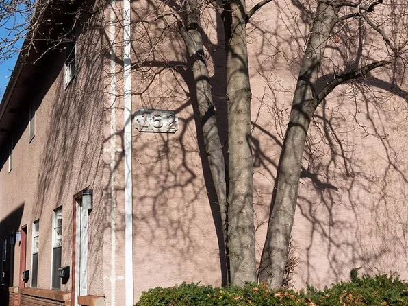 152 Chittenden 2 bedroom 1 1/2 bath townhouses