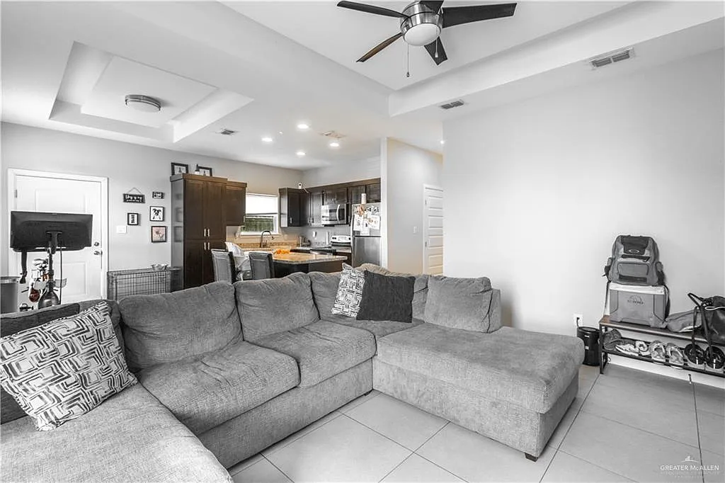 3 bed, 2.0 bath, 4228 sqft, $1,300 — Photo 4