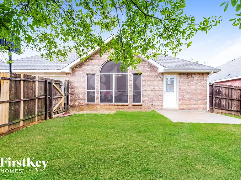1233 Logan Dr — Photo 14