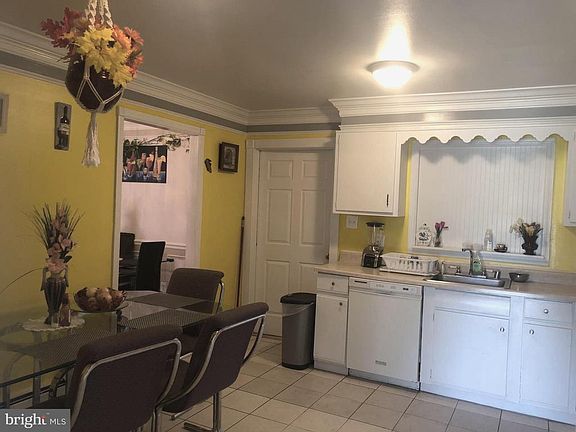 4th image of 909 N Sterling Blvd