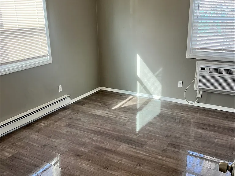 555 Schiller Ave — Photo 9
