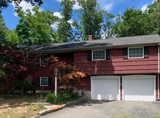 18 Edgemere Rd, Livingston, NJ 07039
