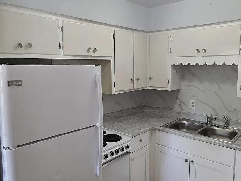 2252 Maple Ave — Photo 12