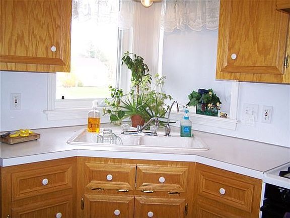 Beautiful Oak Custom Cabinets in Kitchen