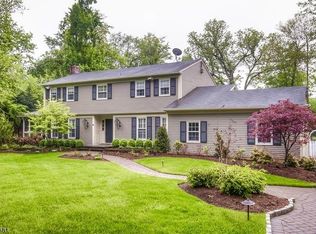 4 White Oak Rd, Roseland, NJ 07068