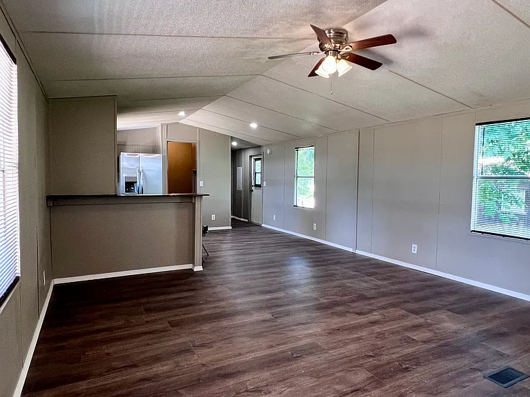 410 N Franklin Ave — Photo 5