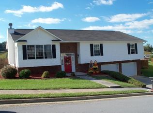 6 Boles Dr, Johnson City, TN 37604