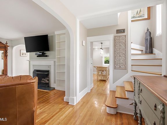 5th image of 809 Wright Avenue