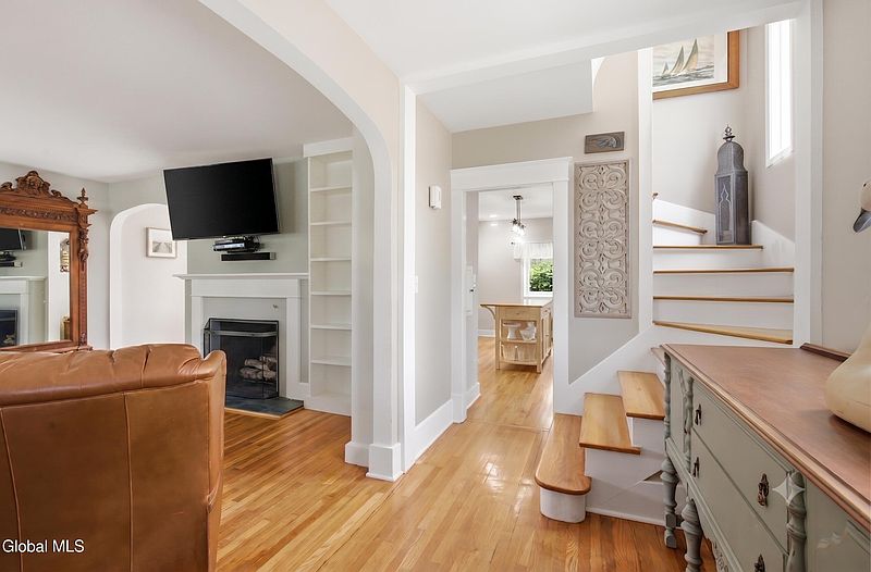 5th image of 809 Wright Avenue