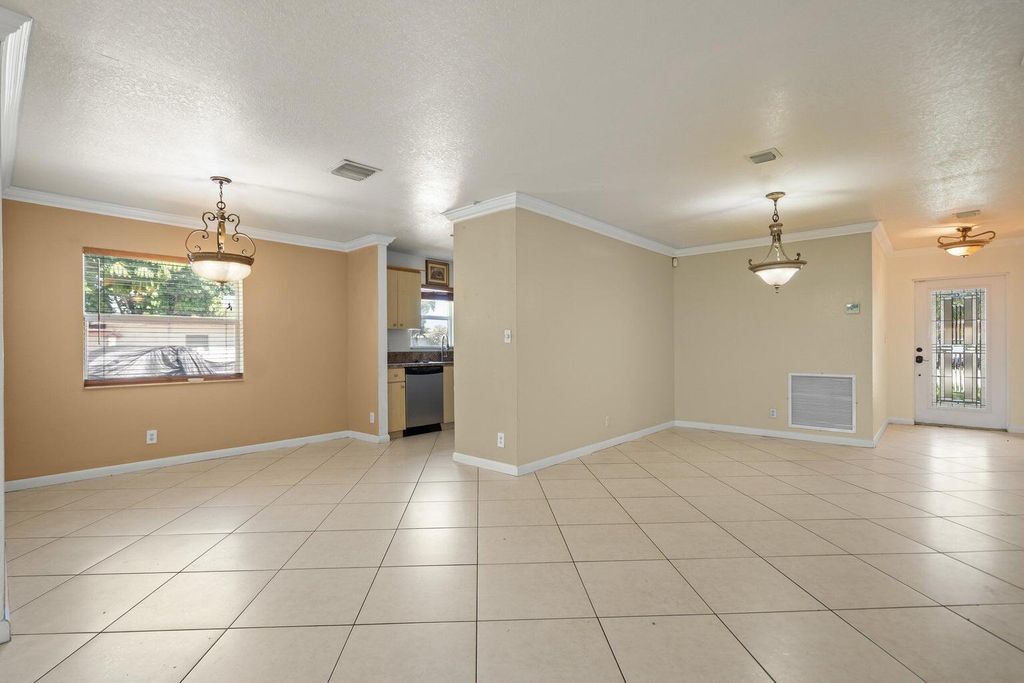 2241 NW 3RD Street, photo 4