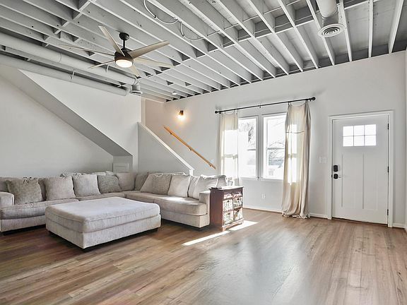 2nd image of 301 Wisteria St