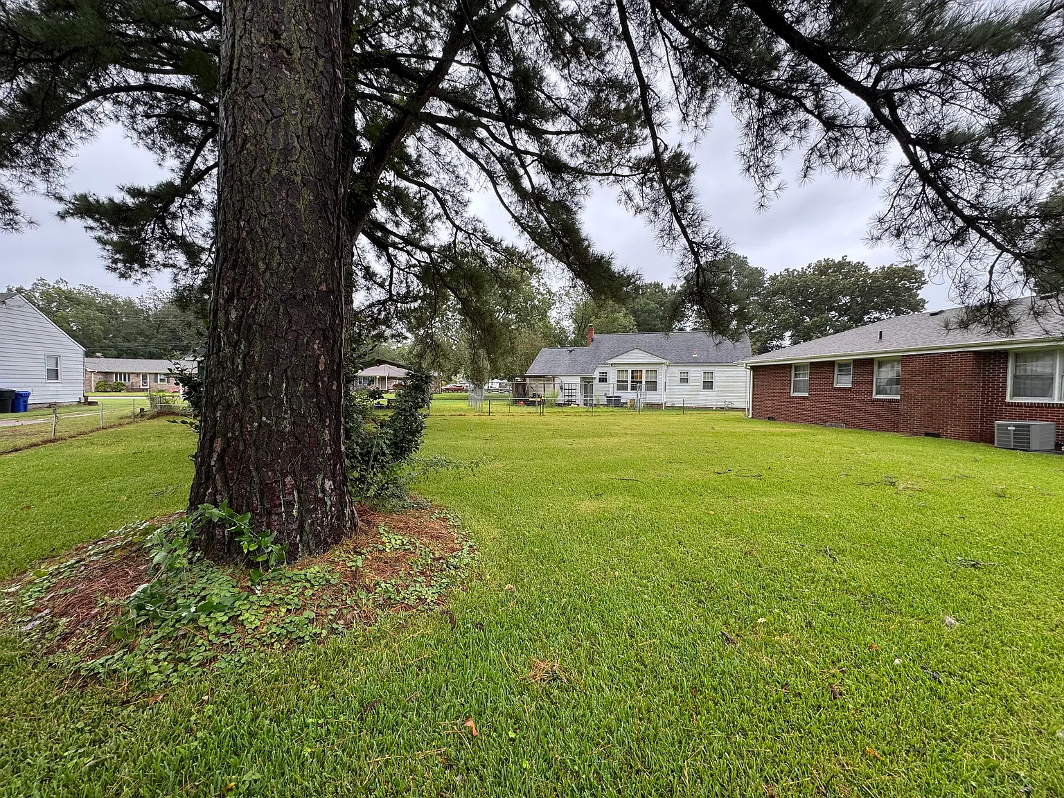 3 bed, 1.5 bath, 1400 sqft, $2,000 — Photo 4