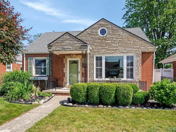 8123 McKinley Ave, Center Line, MI 48015