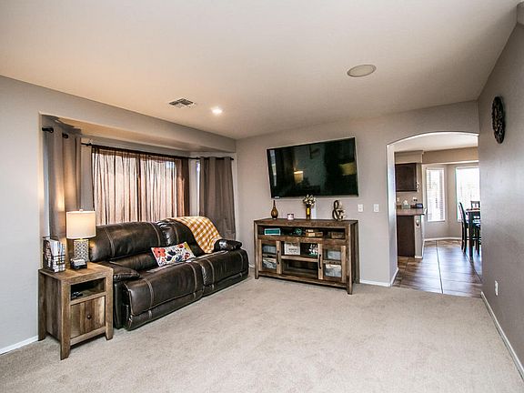 4th image of 922 E Rosebud Dr