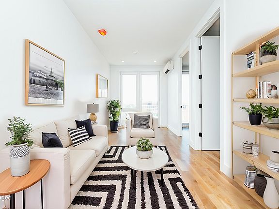 2nd image of 916 Bergen St #3D