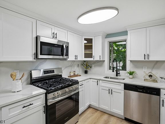 5th image of 30 Belford Dr