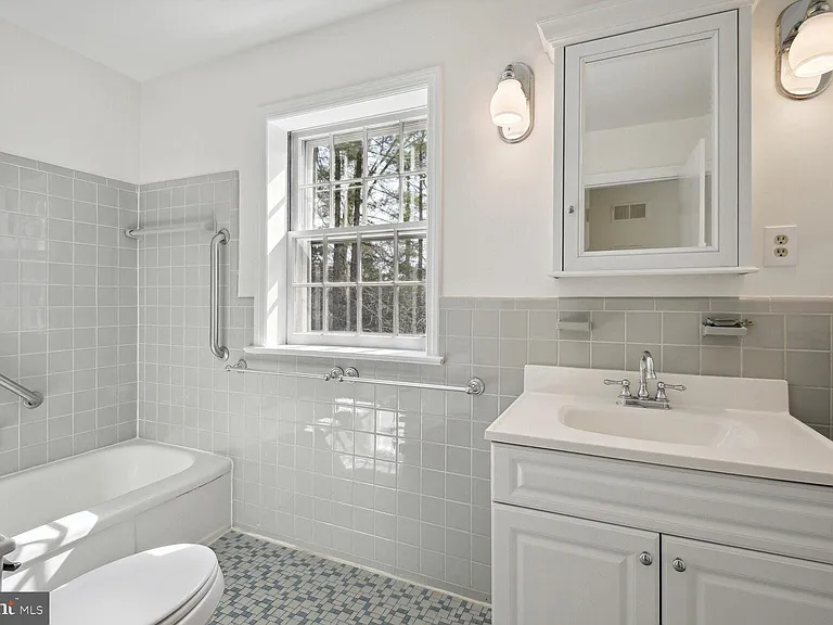 5801 Hillburne Way — Photo 25