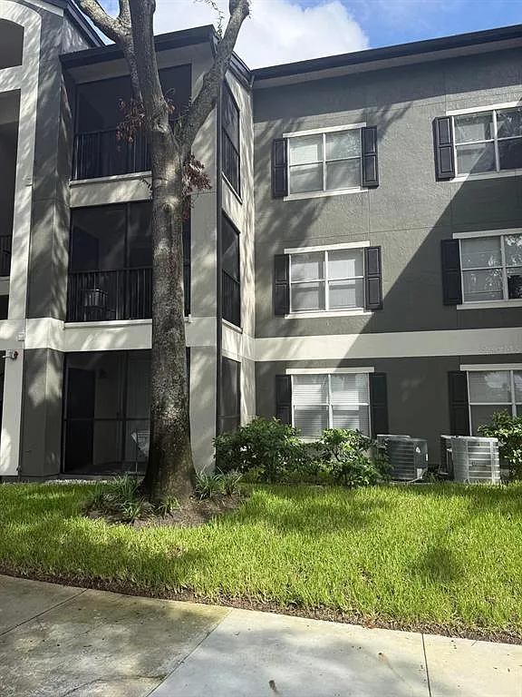 4 bed, 2.0 bath, 1323 sqft, $2,500 — Photo 1