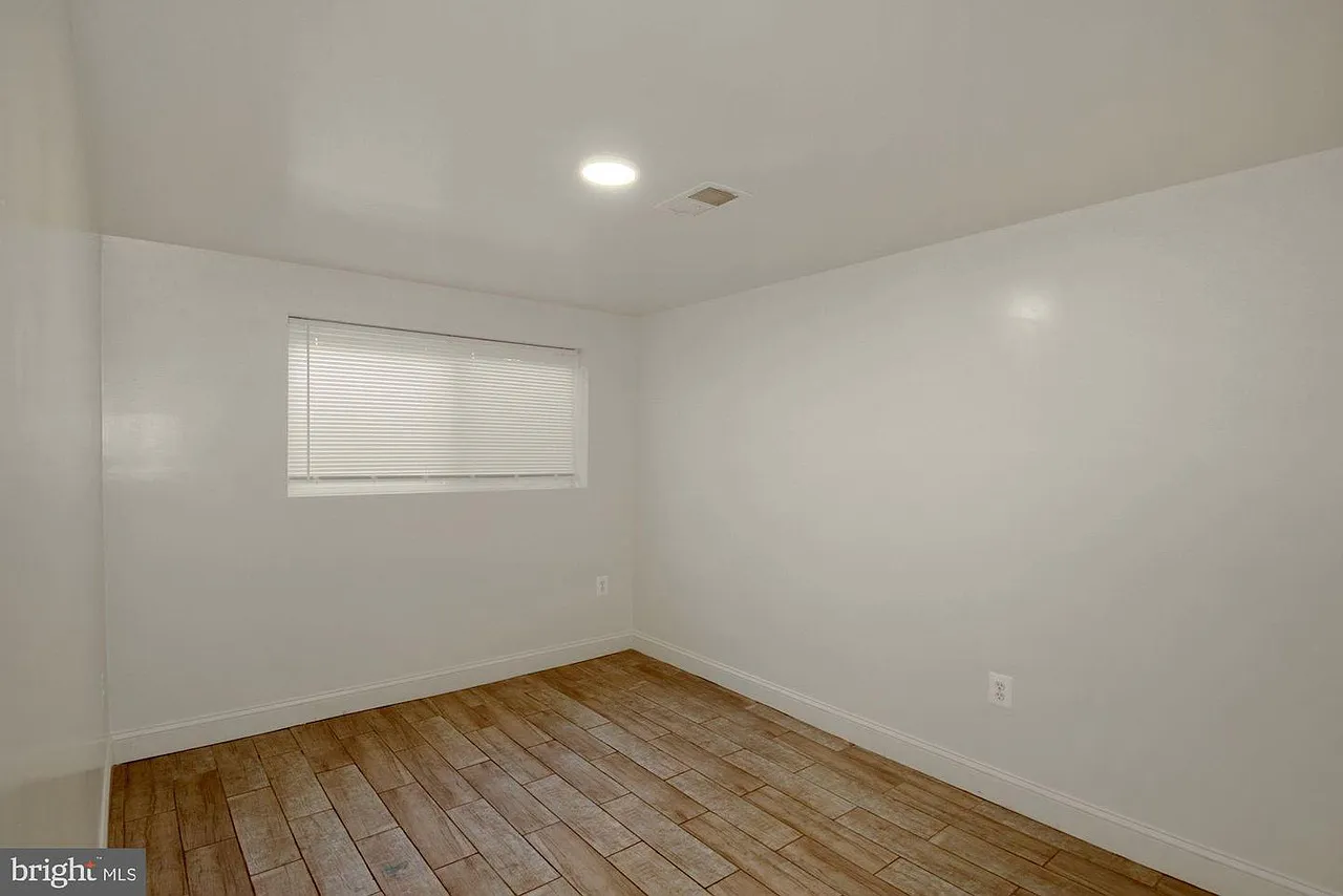 3 bed, 2200 sqft, $4,800 — Photo 3