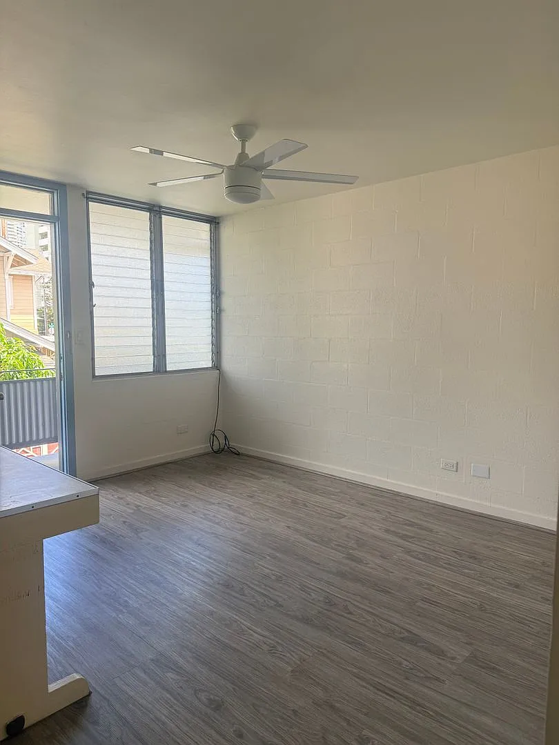Quiet 1 Bedroom, 1 Bath with parking in McCully — Photo 3
