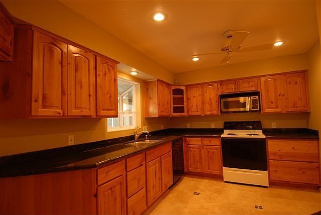 GOURMET KITCHEN
