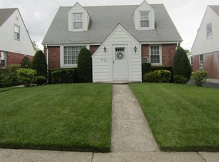 2326 207th St, Bayside, NY 11360