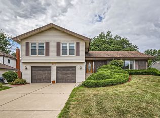 2S170 Stratford Rd, Glen Ellyn, IL 60137