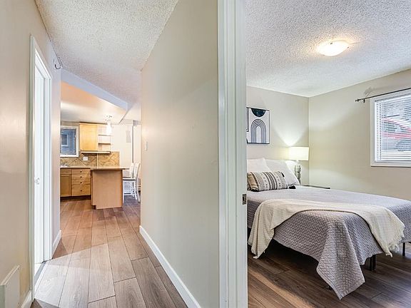 5th image of 922 S 19th Ave SW #101